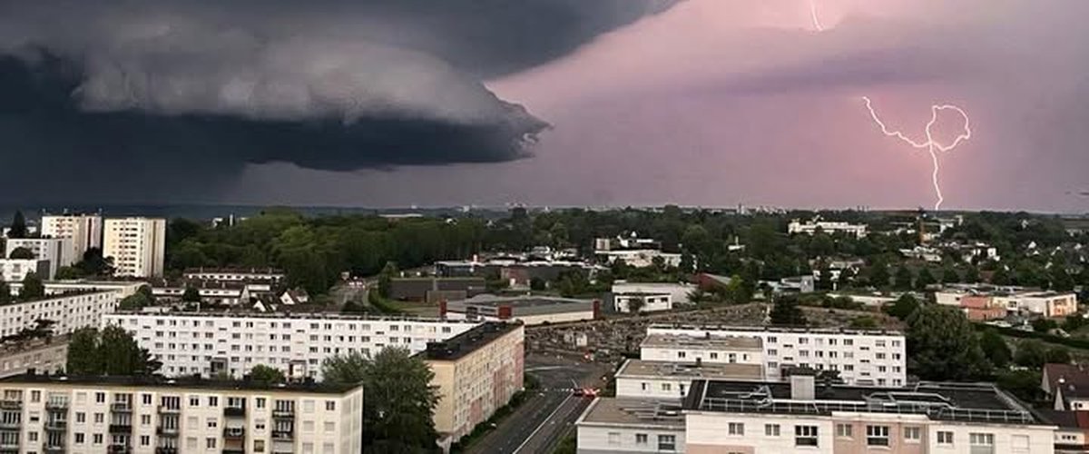Ciel orageux avec éclairs au-dessus du ciel nocturne