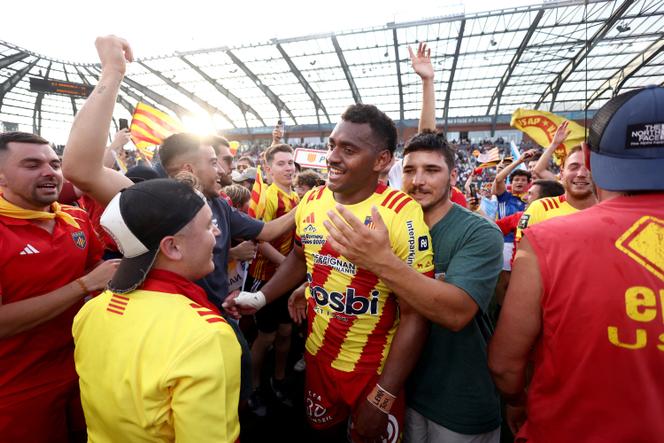 Le centre fidjien de l’USAP Alivereti Duguivalu, félicité par les supporteurs perpignanais, après la victoire de son club contre Grenoble, samedi 14 juin, au Stade des Alpes, en match d’accession au Top 14.
