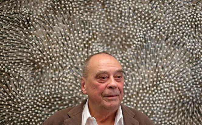 Günther Uecker, devant l’une de ses œuvres, à Düsseldorf (Allemagne), le 5 février 2015.