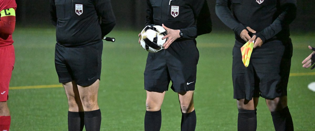 Arbitre de football avec caméra lors d'une rencontre amateur