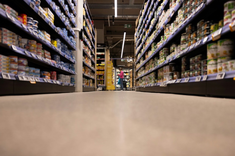 Rayons de supermarché avec produits hyperprotéinés