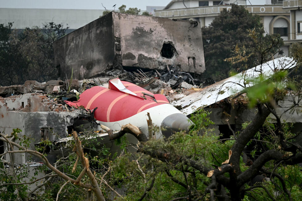 Les débris de l'avion d'Air India qui s'est écrasé sur un quartier résidentiel d'Ahmedabad, en Inde le 13 juin 2025