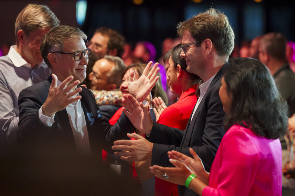 Olivier Faure salue Nicolas Mayer-Rossignol lors du congrès du PS, le 15 juin 2025 à Nancy