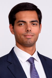 Portrait d'un homme en tenue d'affaires avec une expression neutre