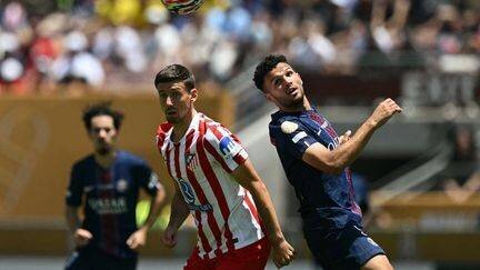Clément Lenglet au duel avec Gonçalo Ramos, lors de PSG-Atlético de Madrid, le 15 juin 2025 à Los Angeles. (YURI CORTEZ / AFP)