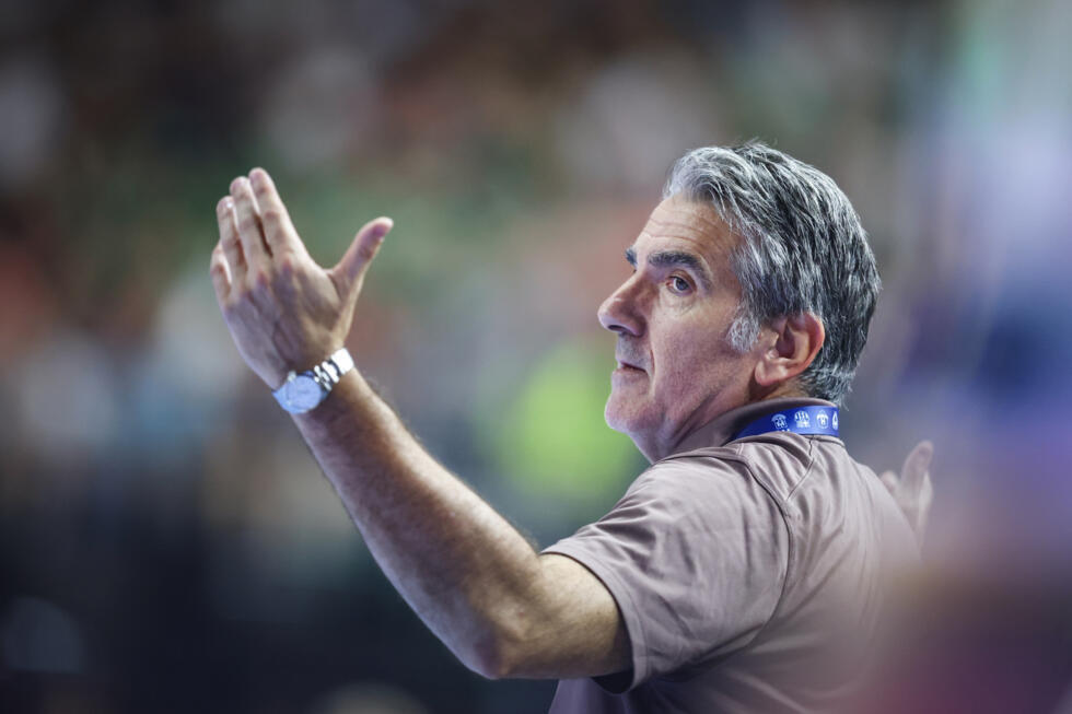 L'entraîneur de Barcelone Antonio Carlos Ortega Perez contre Magdeburg en demi-finale de la Ligue des champions, le 14 juin 2025 à Cologne