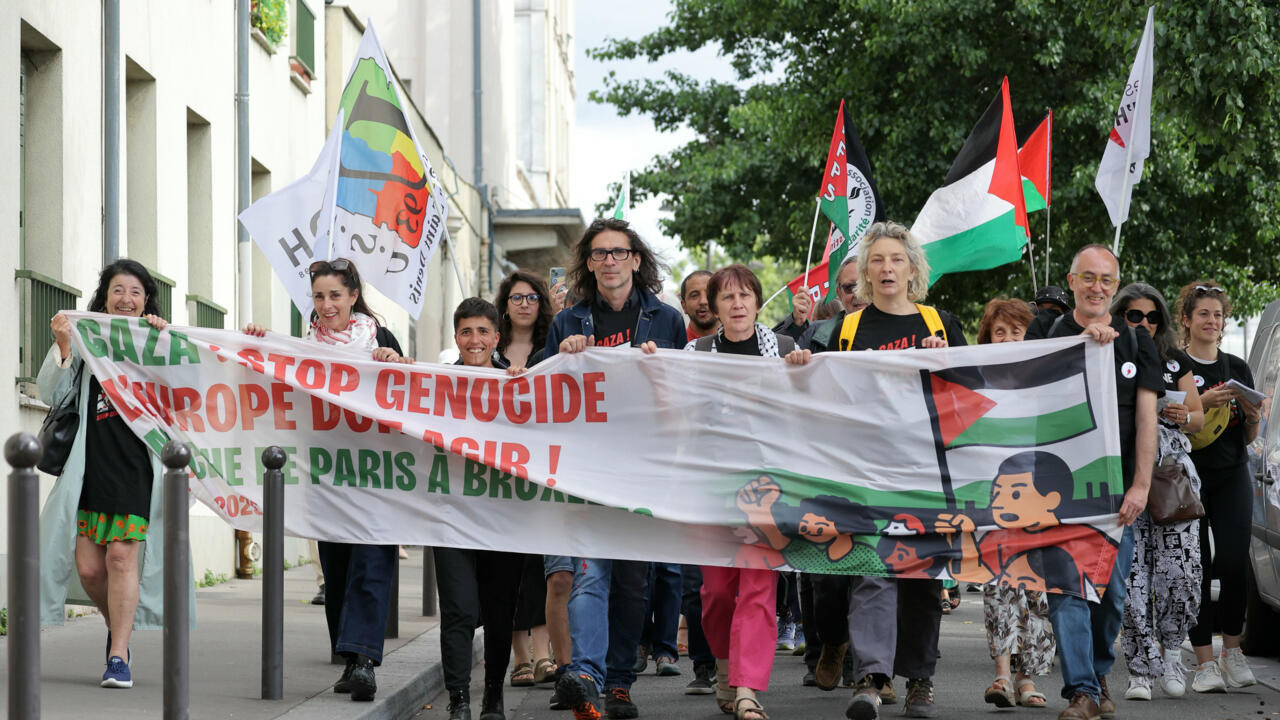 L'actrice française Corinne Masiero participe à une marche vers Bruxelles pour faire pression sur l'Europe pour qu'elle agisse pour faire cesser la guerre à Gaza, le 15 juin 2025 à Paris