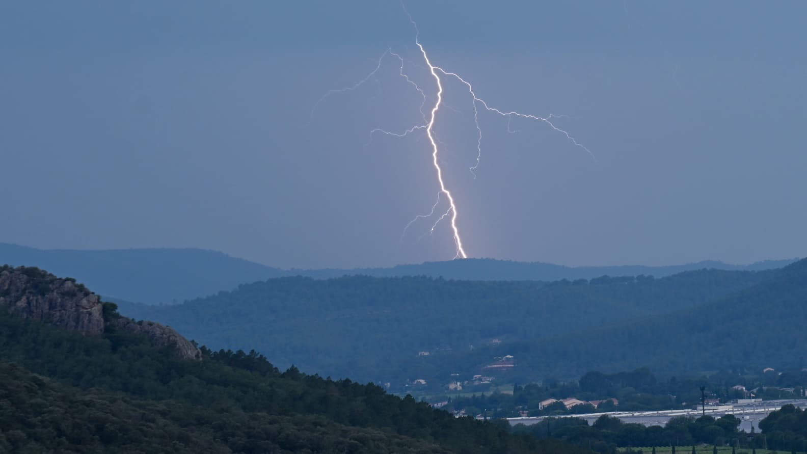 Ciel orageux avec éclairs dans le sud de la France