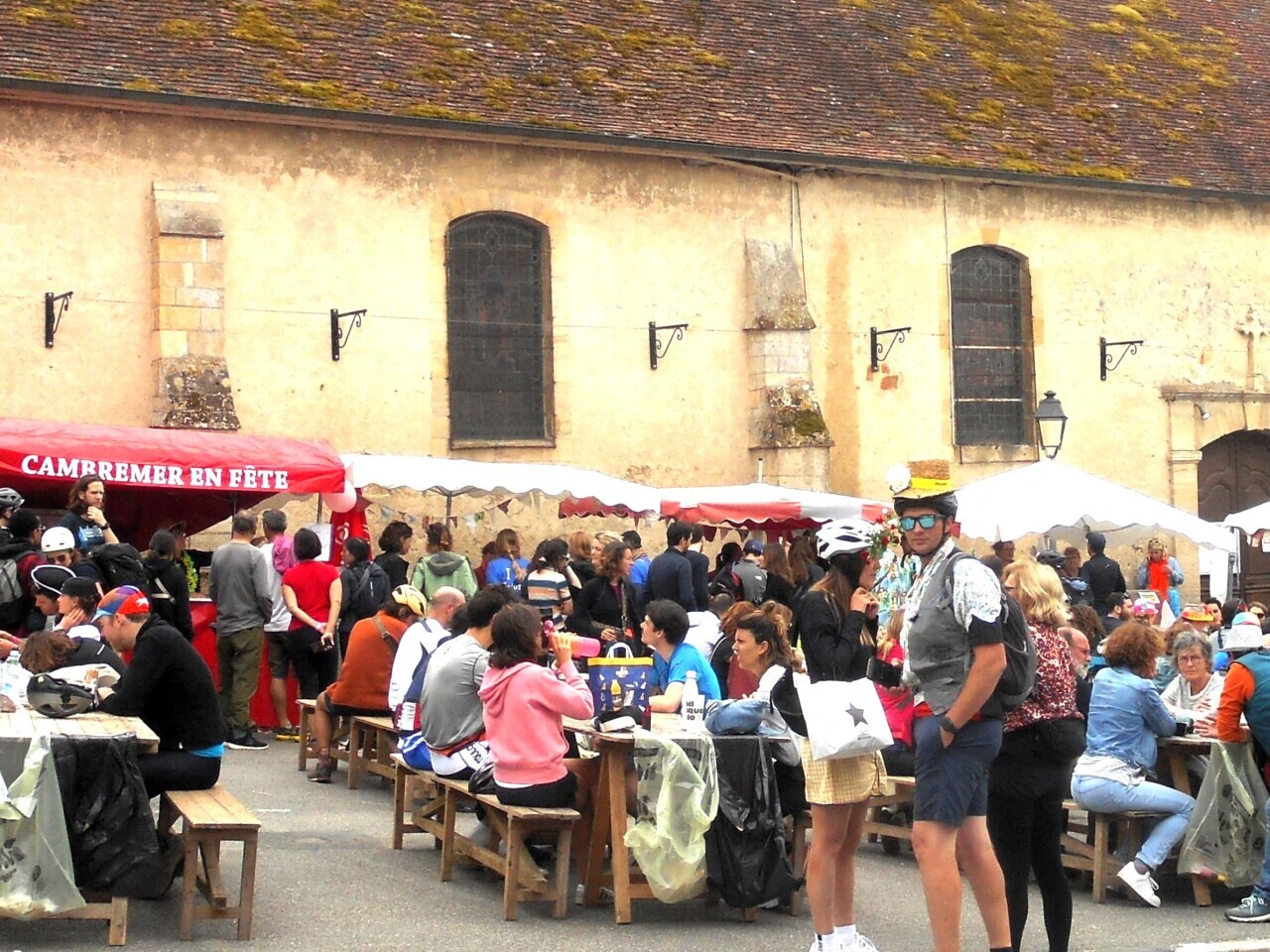 Musiciens et public lors de la Fête de la musique à Cambremer
