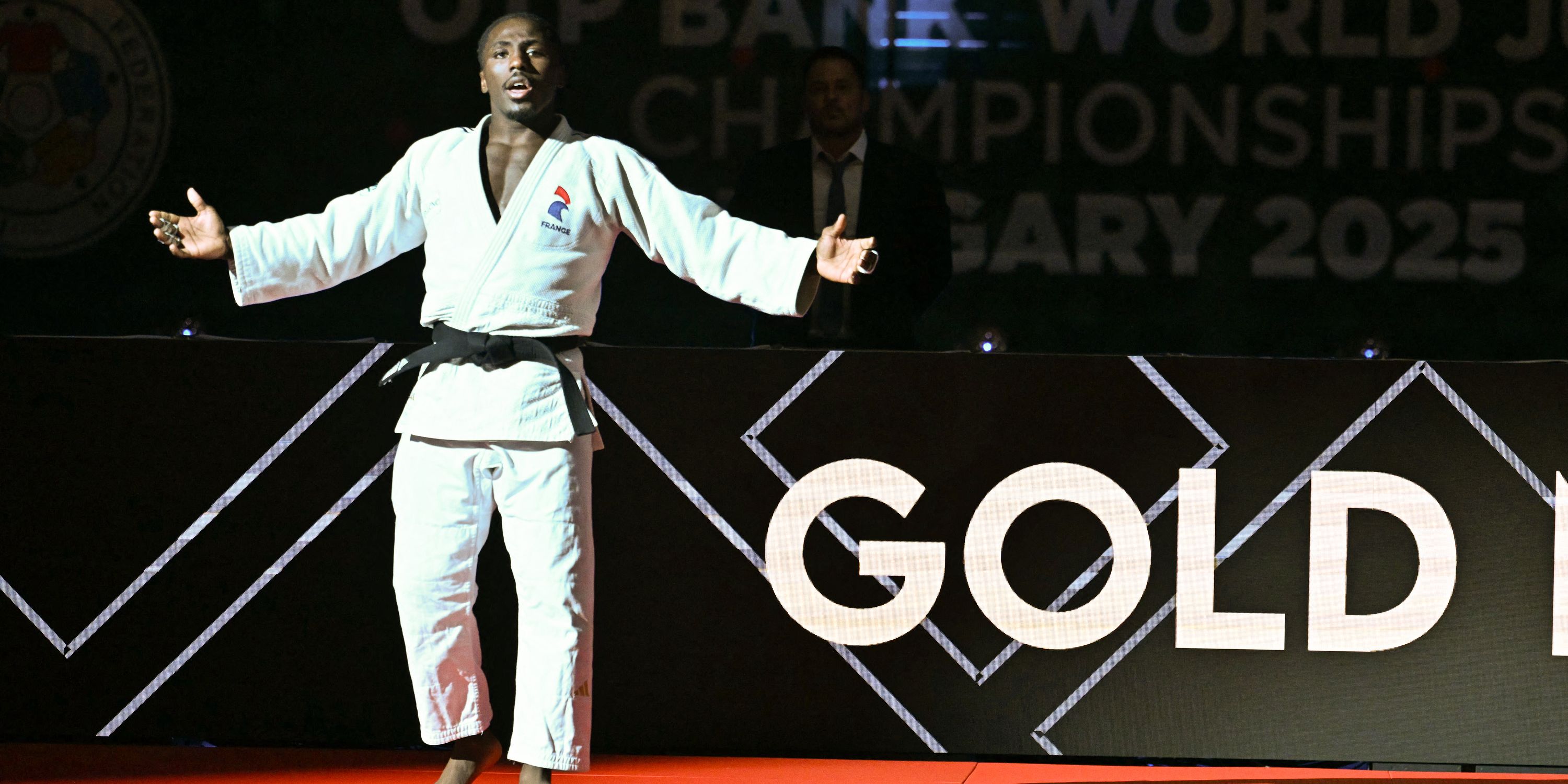 Joan-Benjamin Gaba célèbre sa victoire lors du championnat du monde de judo à Budapest