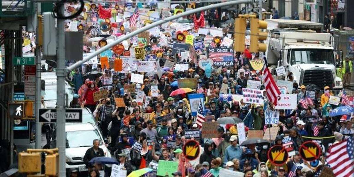 Manifestation anti-Trump à New York lors d'une parade sous la pluie