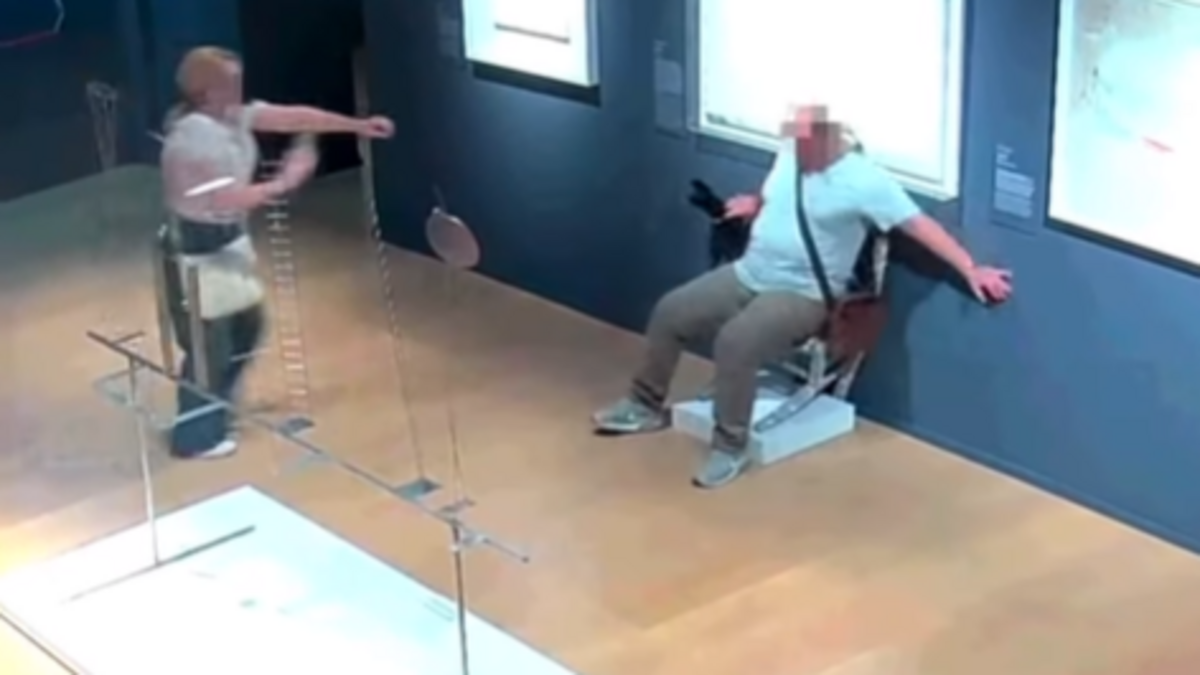 Couple de touristes s’asseyant sur une œuvre d’art dans un musée italien