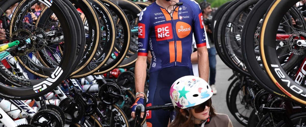 Romain Bardet lors de son hommage d'adieu au Critérium du Dauphiné
