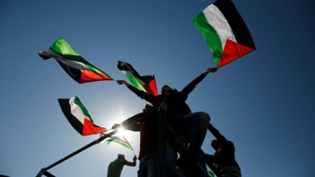 Drapeau palestinien hissé devant l'hôtel de ville de Saint-Denis