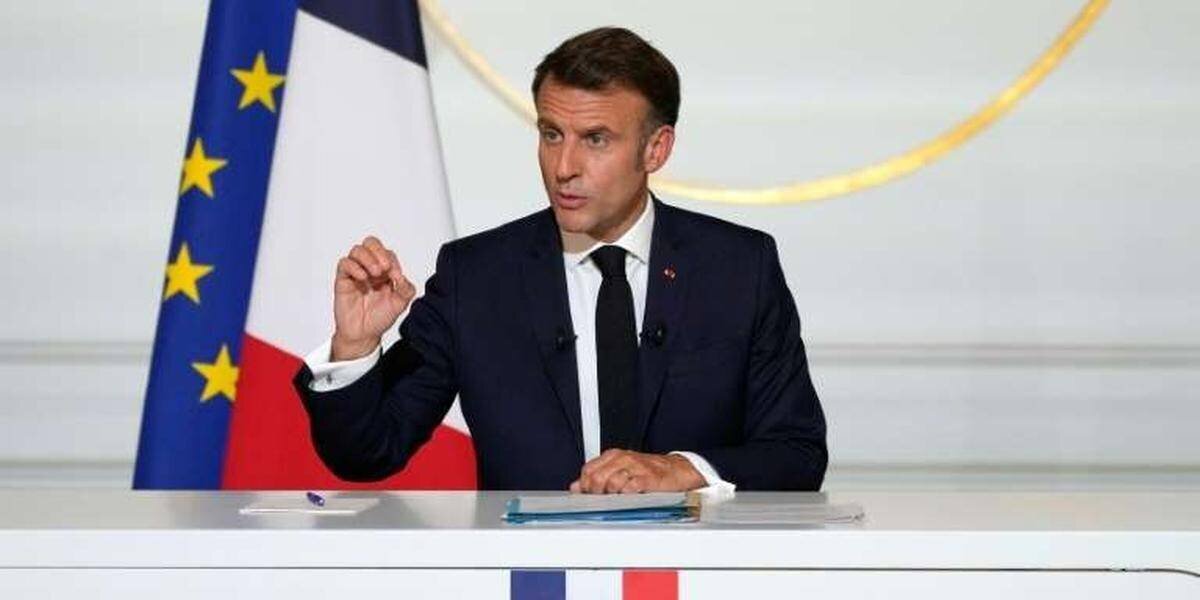Emmanuel Macron devant une frégate danoise au Groenland