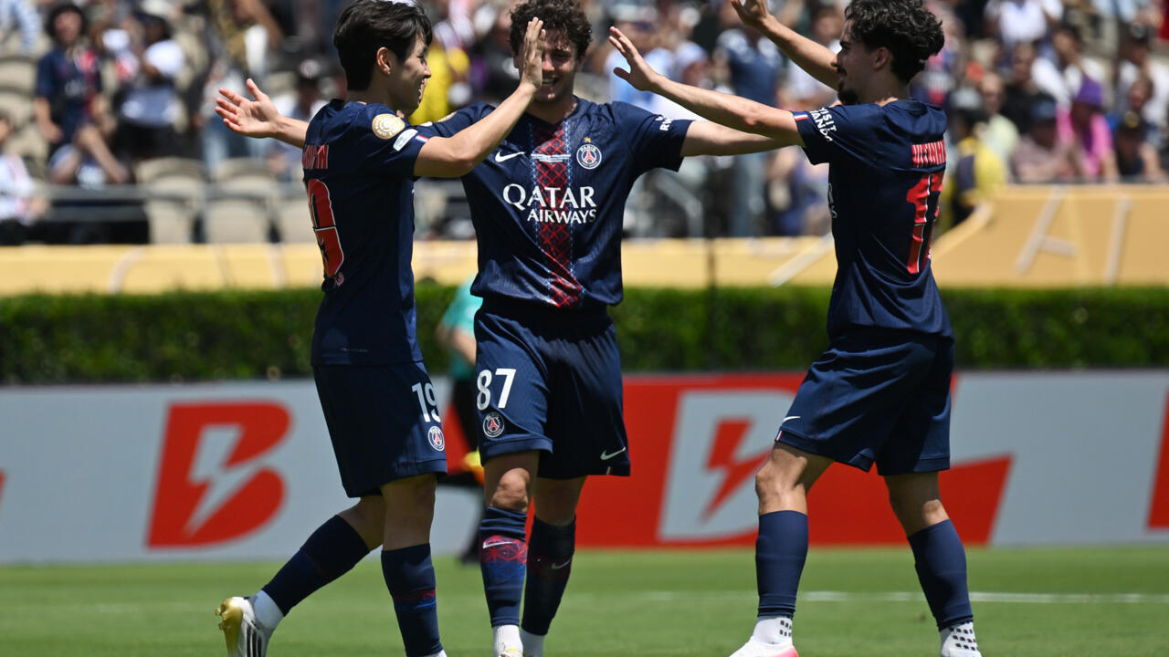 Le milieu de terrain sud-coréen du PSG Lee Kang-in célèbre son but contre l'Atletico Madrid