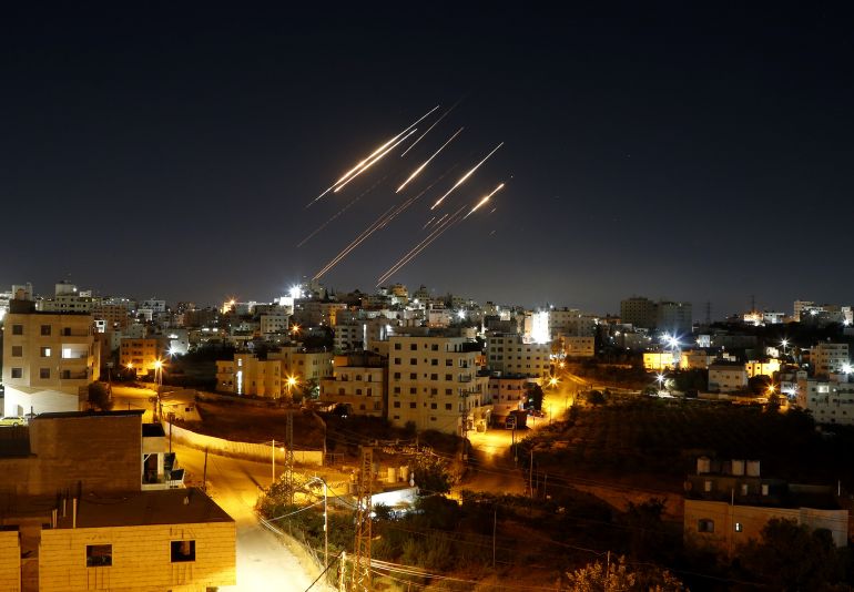Traînées lumineuses de missiles iraniens au-dessus d'Hébron