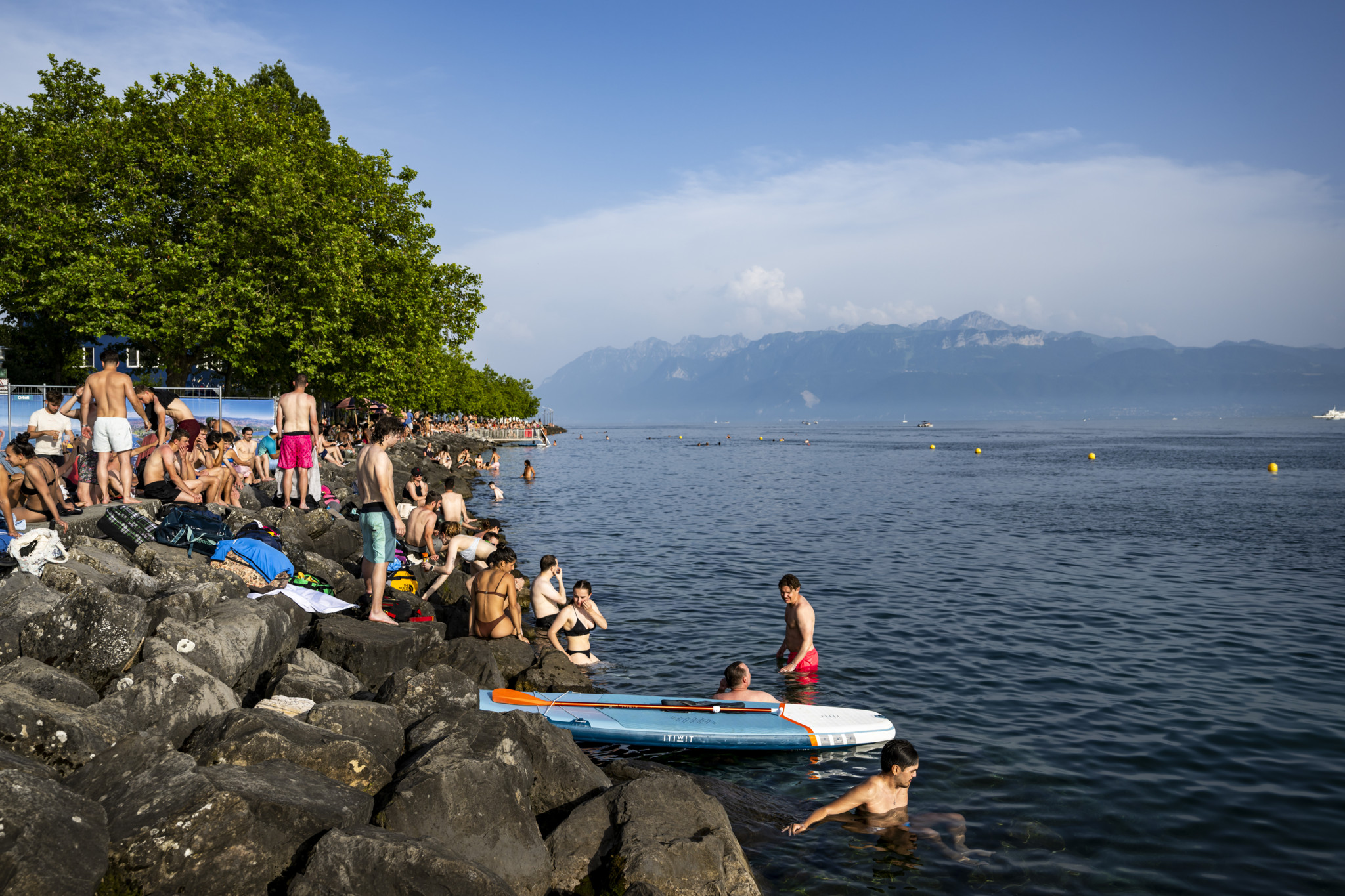 Personnes au bord du lac Léman