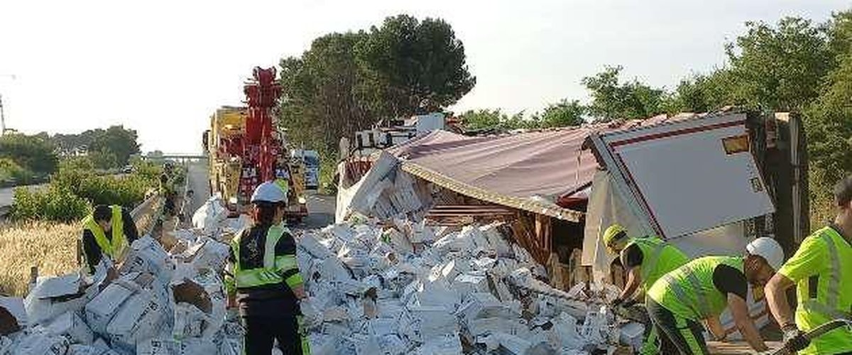 Les travaux de nettoyage après l’accident sur l’autoroute A61
