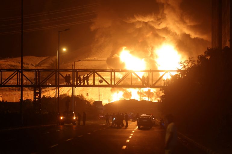 Colonnes de feu s'élevant d'un dépôt pétrolier visé lors d'une frappe israélienne à Téhéran