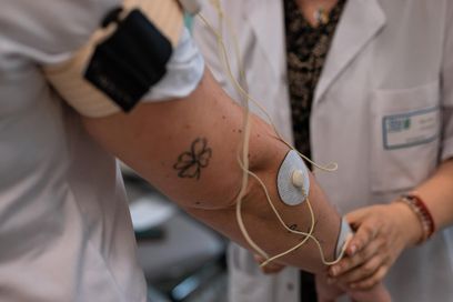 Un simulateur électrique transcutané est prescrit à un patient du Centre d’étude et de traitement de la douleur (CETD) du CHU d’Amiens.