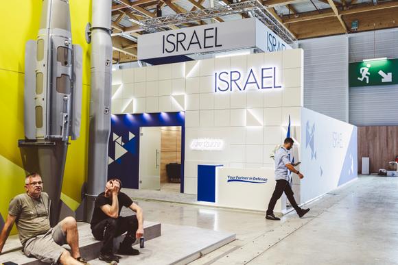Devant le stand Elbit System, au Bourget, le 14 juin 2025.