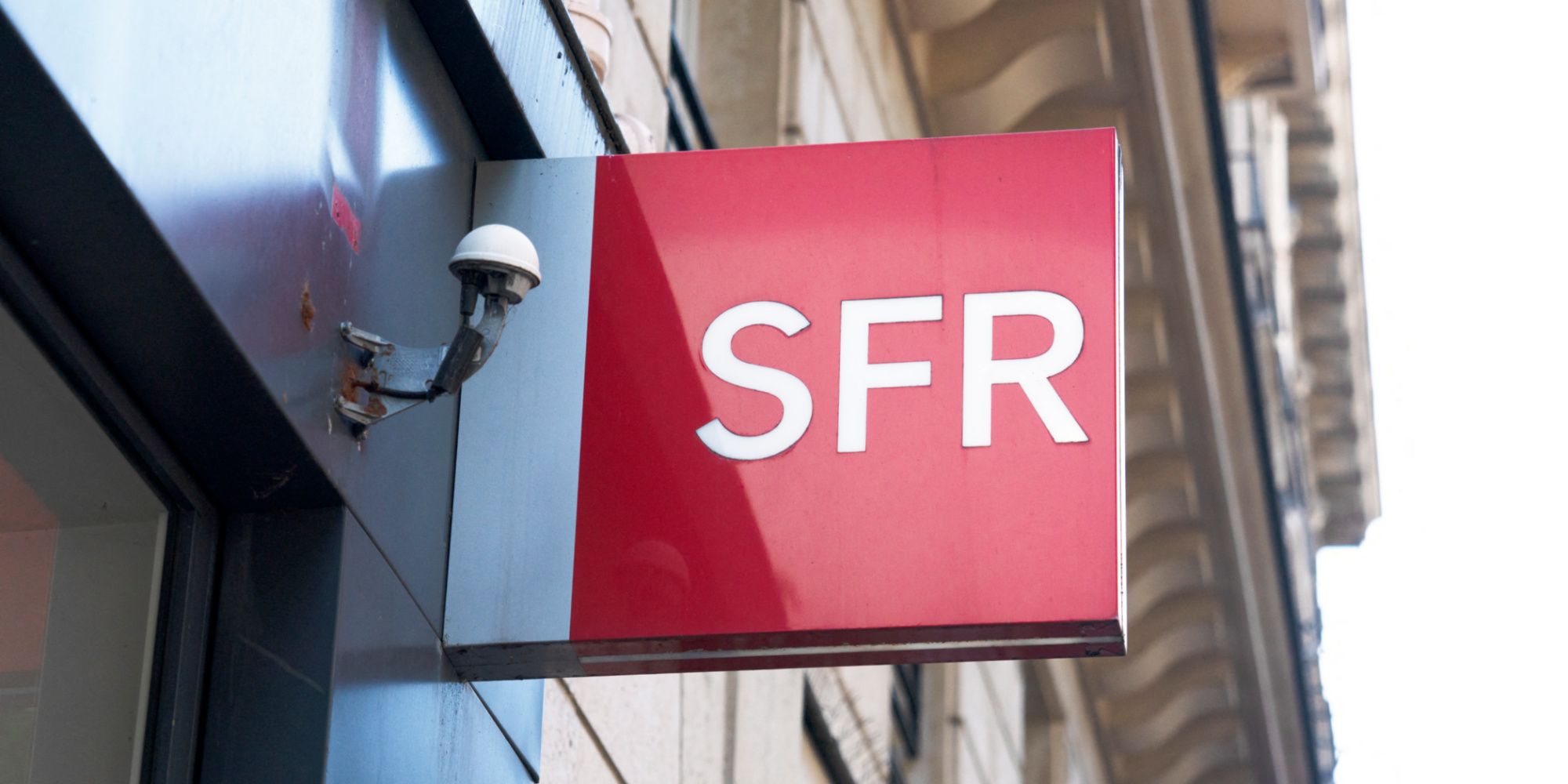 Logo de SFR et image d'une panne technique