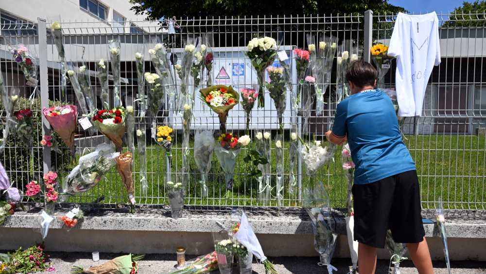 Hommage à Mélanie devant le collège de Nogent