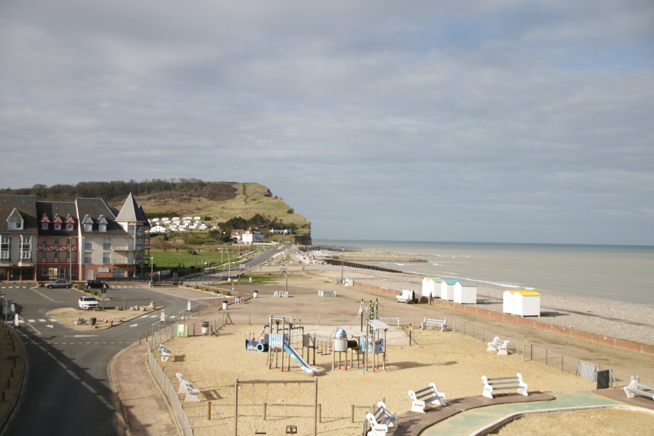 Plage de Criel-sur-Mer avec des promenades et des baigneurs