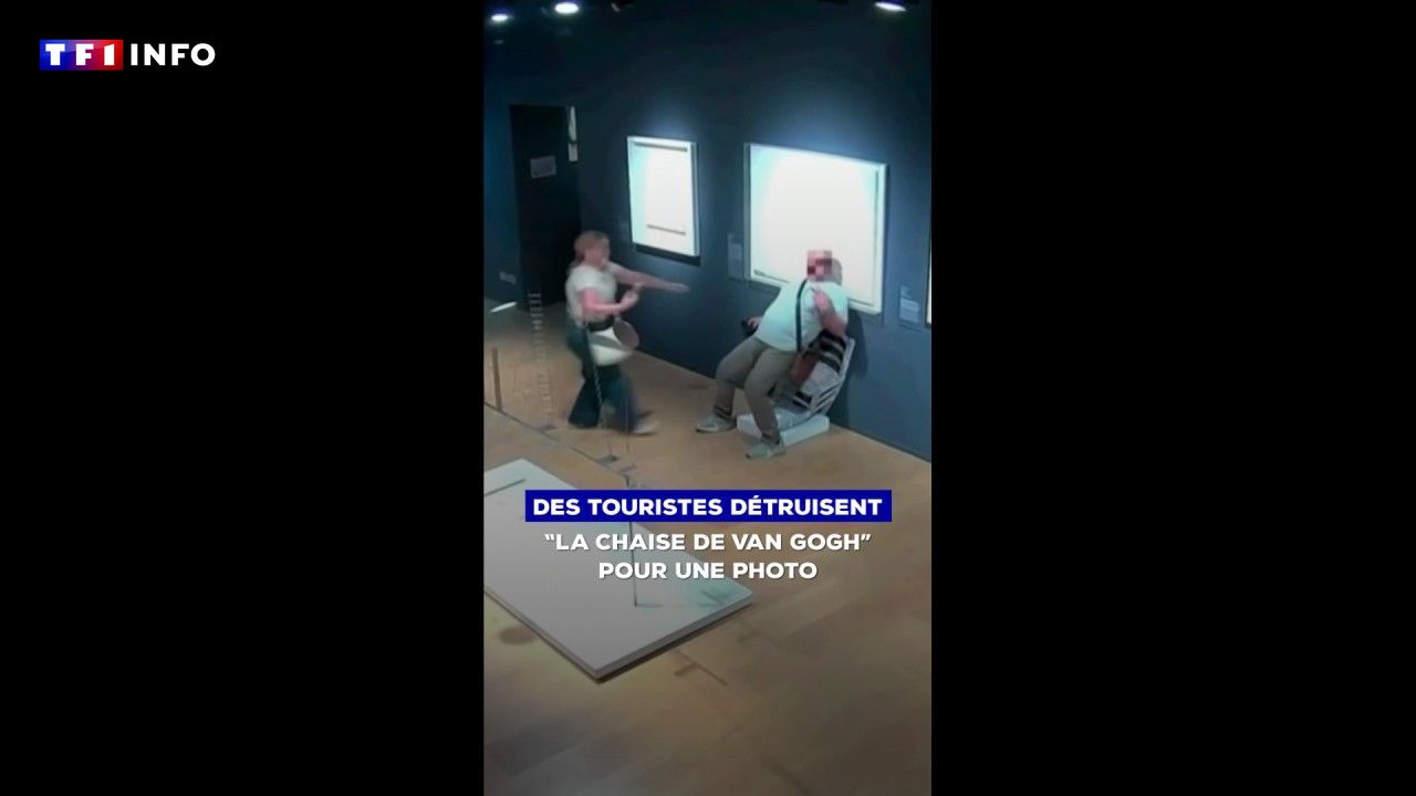 Touristes endommageant une sculpture d'art inspirée de Van Gogh
