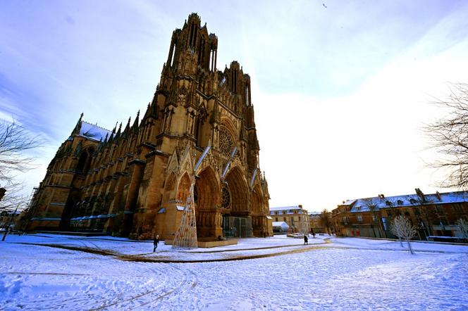 La cathédrale de Reims sous la neige, le 18 janvier 2024.