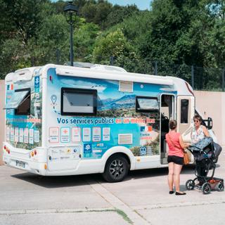 Le dispositif France Services est un bus itinérant d'accès aux droits qui circule sur le massif des Maures. A bord d'un camping-car transformé en bureau, deux agentes sont à la disposition des assurés pour les aider dans leurs démarches administratives.