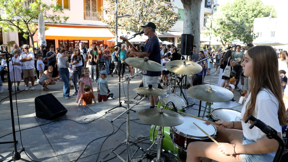 Fête de la musique à Arles, scène place Voltaire