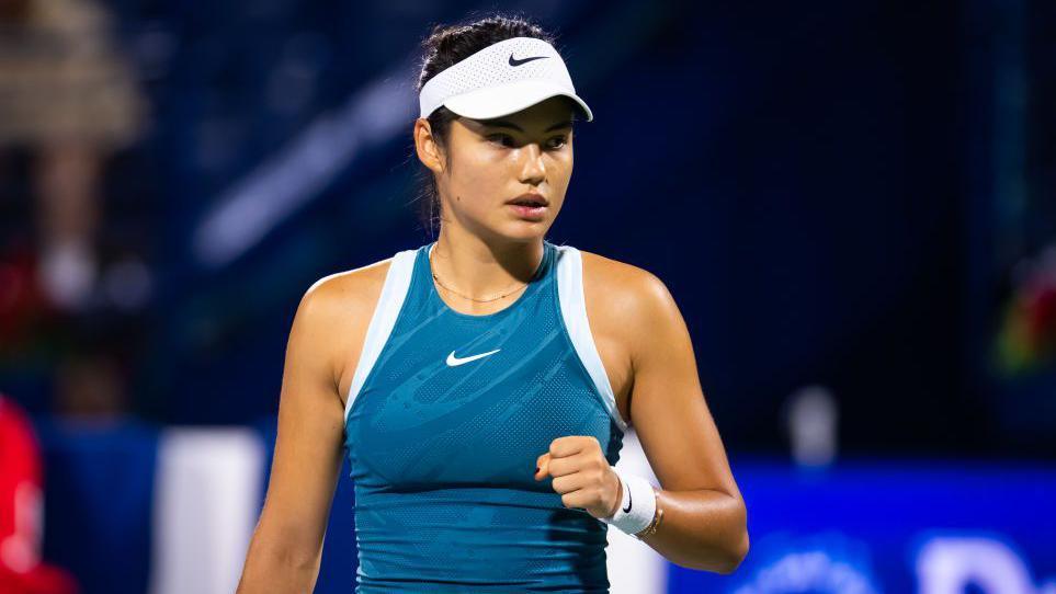 Emma Raducanu sur le court à Dubaï