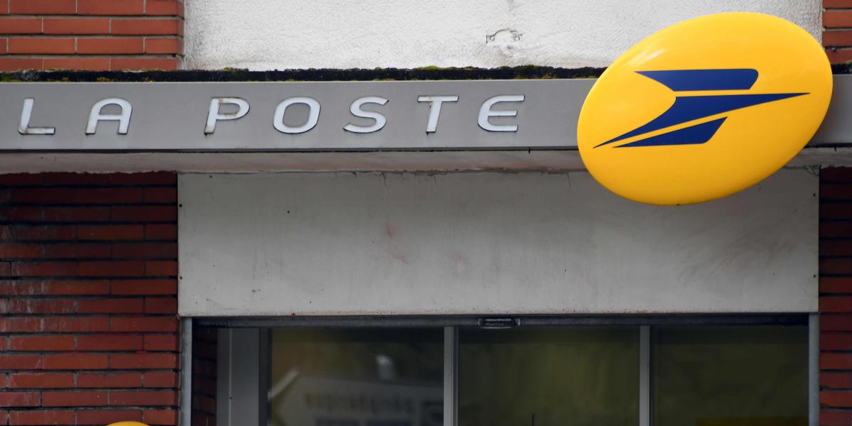 Logo de La Poste et image de ses activités