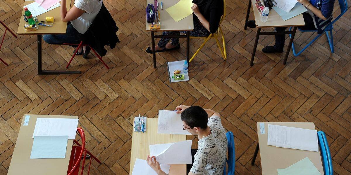 Salle d'examen du Bac en France