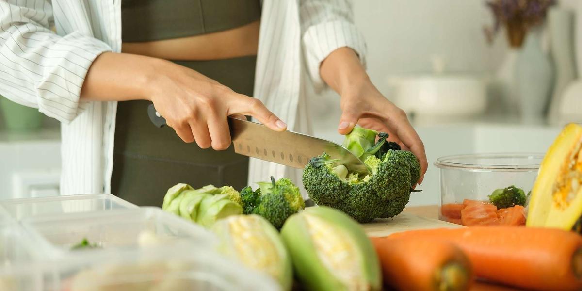 Personne en train de faire ses courses avec une sélection rigoureuse d’aliments sains