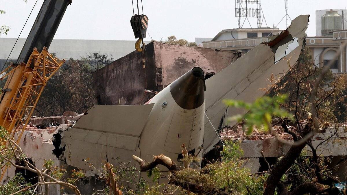 Drone d’experts analysant la scène de l’accident d’Air India»></figure>
<p>Une source proche de l’enquête indique que l’analyse approfondie des boîtes noires pourrait révéler davantage sur les causes précises, alors que diverses hypothèses continuent d’être étudiées par les analystes.</p>
<h2><span class=