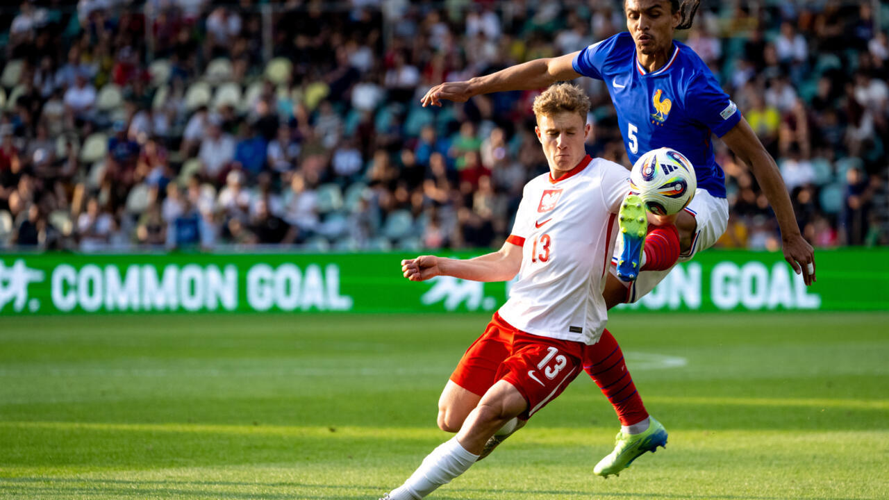 Le défenseur français Kiliann Sildillia (d) dispute le ballon au Polonais Filip Luberecki lors de la victoire française 4-1 à l'Euro Espoirs.