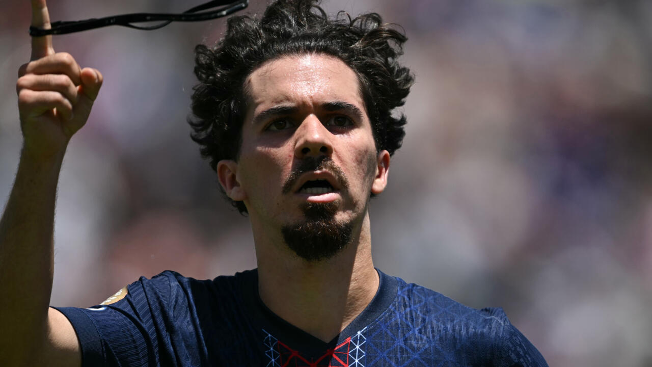 Le milieu de terrain portugais du Paris Saint-Germain Vitinha célèbre son but inscrit lors du match de la Coupe du monde des clubs 2025 entre le PSG et l'Atlético Madrid, à Los Angeles, le 15 juin 2025