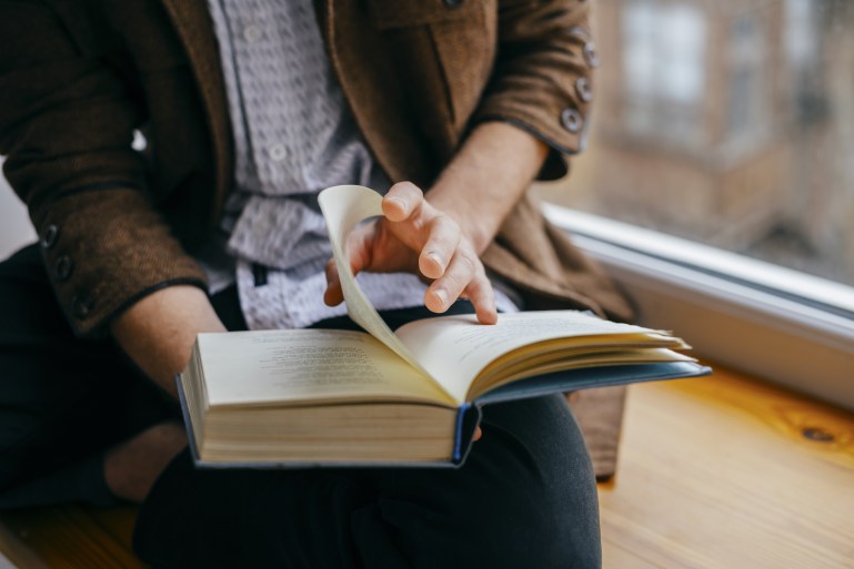 Jeune homme lisant un livre