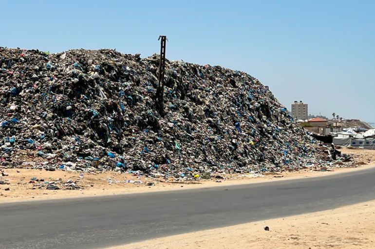 Accumulation de déchets dans les rues de Khan Younès