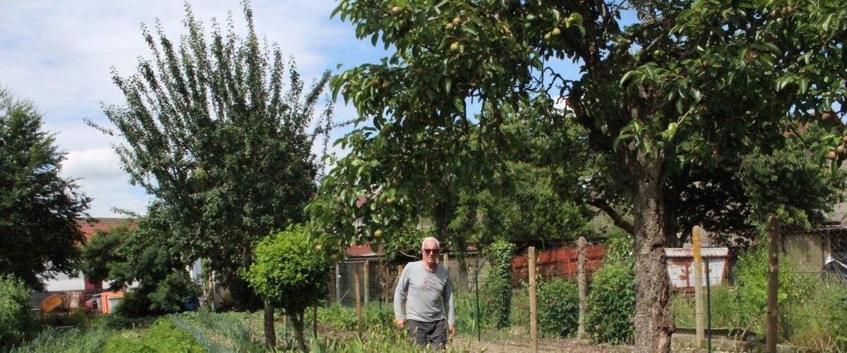Jardin verdoyant d’Aureilhan, cultivé avec soin par Lina et Albert