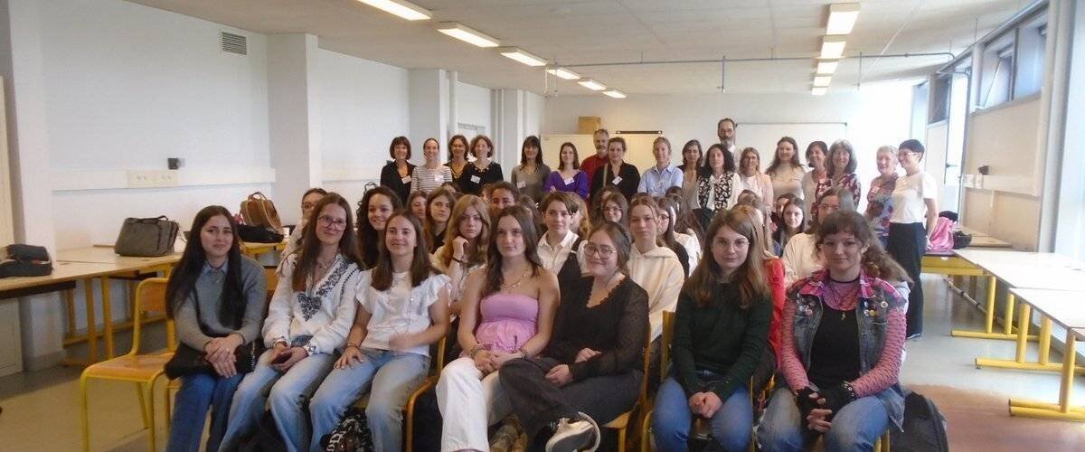 Jeunes filles lors d'un atelier scientifique au lycée Jean Dupuy