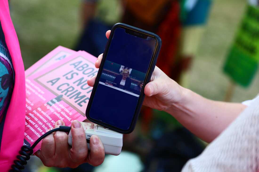 Manifestants du groupe 'Abortion Rights' près du Parlement à Londres.