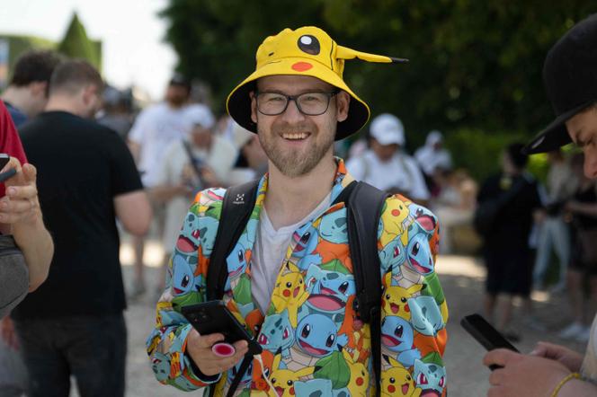 Les amateurs reconnaîtront Pikachu, Carapuce, Bulbizarre et Salamèche sur cette veste de costume portée avec un pantalon assorti. Parc du château de Sceaux (Hauts-de-Seine), le 13 juin 2025.