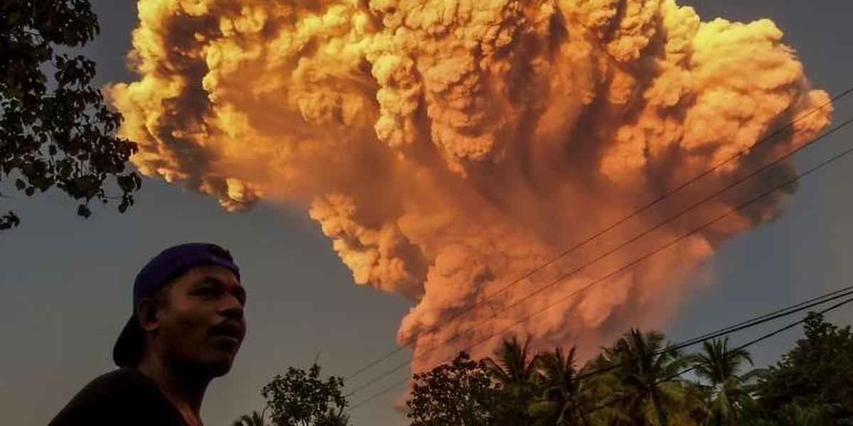 Nuage de cendres du volcan Lewotobi Laki-Laki en Indonésie