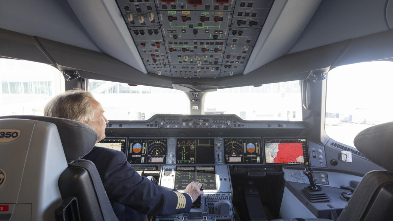 Un cockpit d'un avion Airbus A350, à Munich, le 19 mars 2025