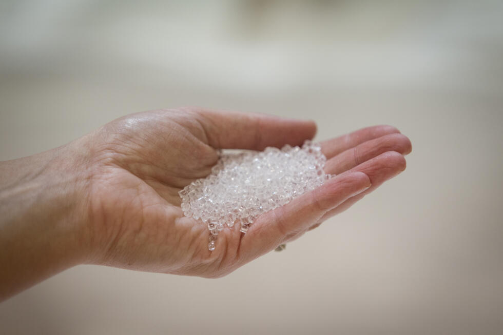 Des granules de thermoplastique : l'aviation cherche des pistes pour alléger les appareils avec des nouveaux matériaux