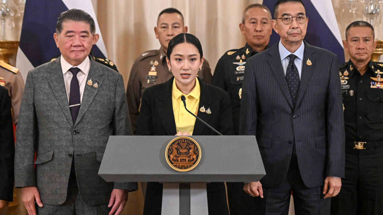 La Première ministre thaïlandaise Paetongtarn Shinawatra entourée de hauts commandants lors d'une conférence de presse